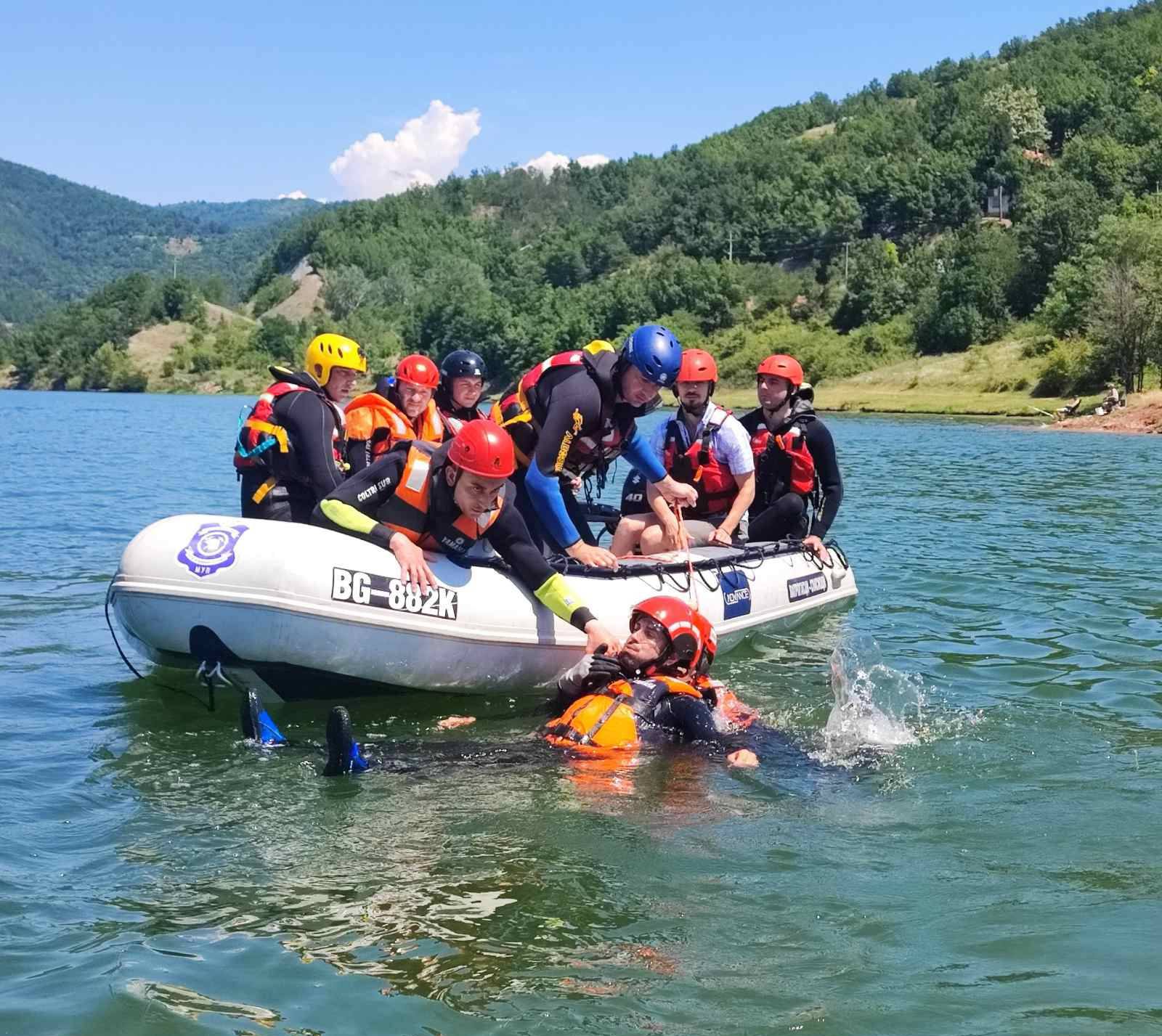 Bulgarian and Serbian professionals train side by side