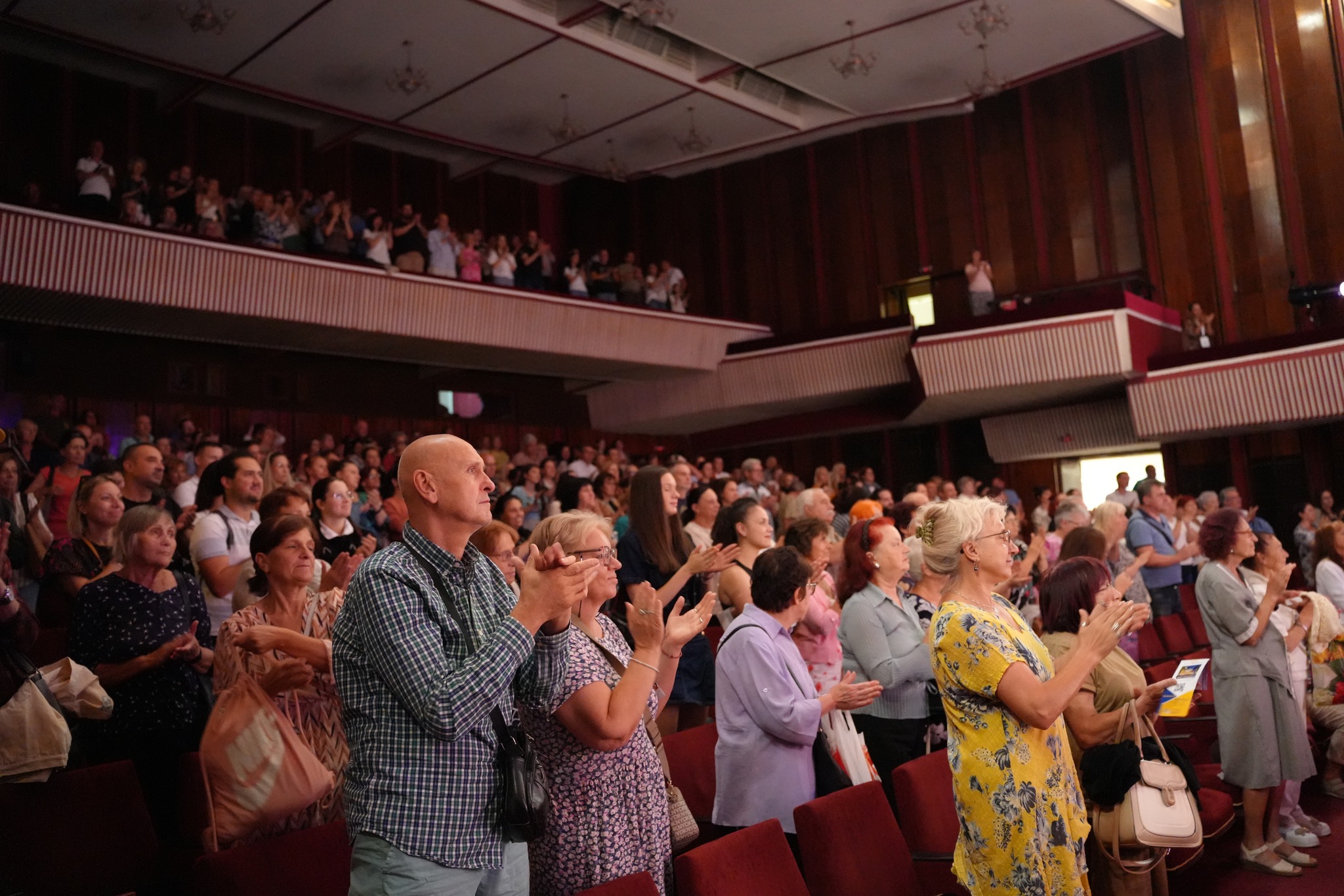 The audience’s applause filled the theatre.
