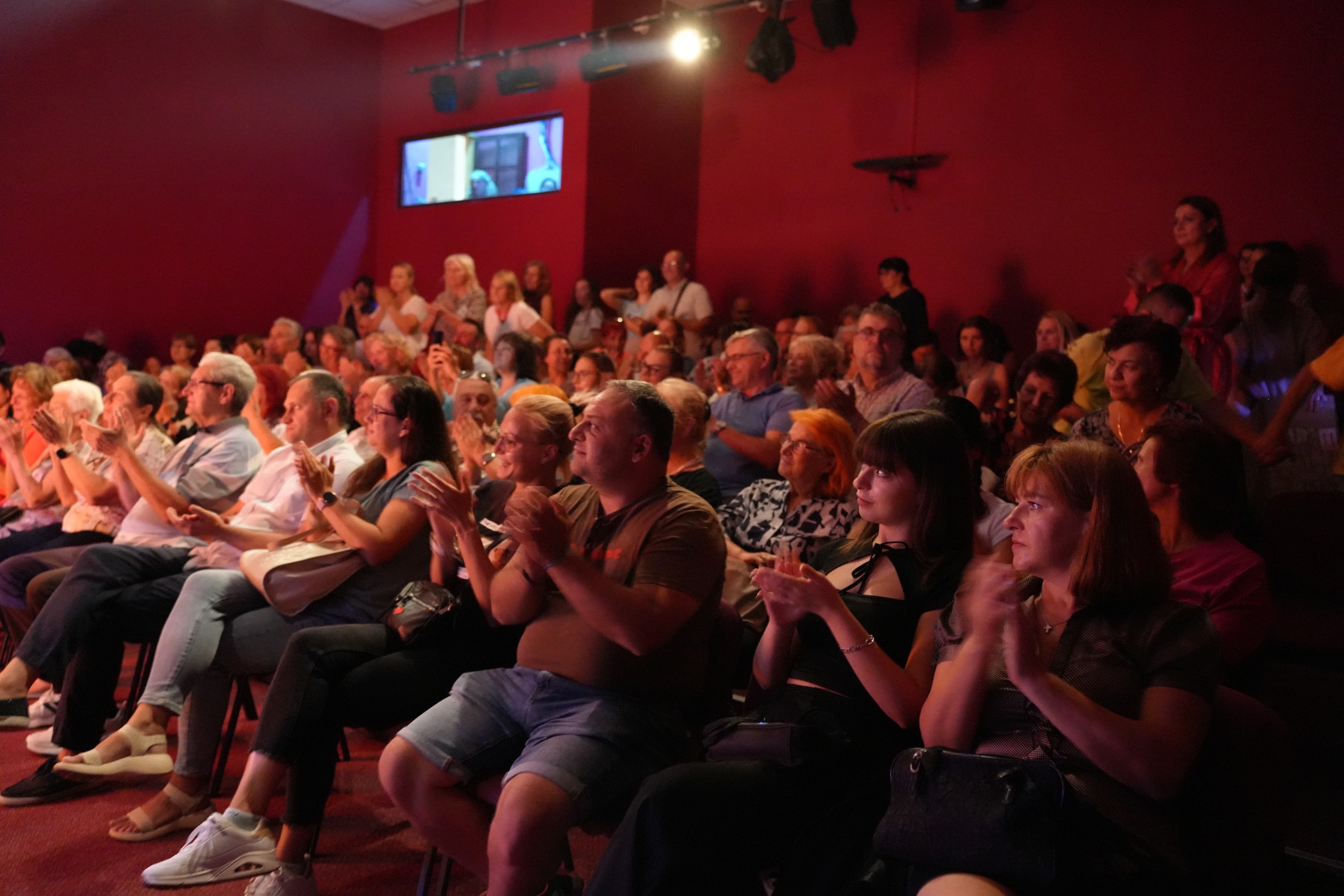 Applause from the audience at the end of the performance.